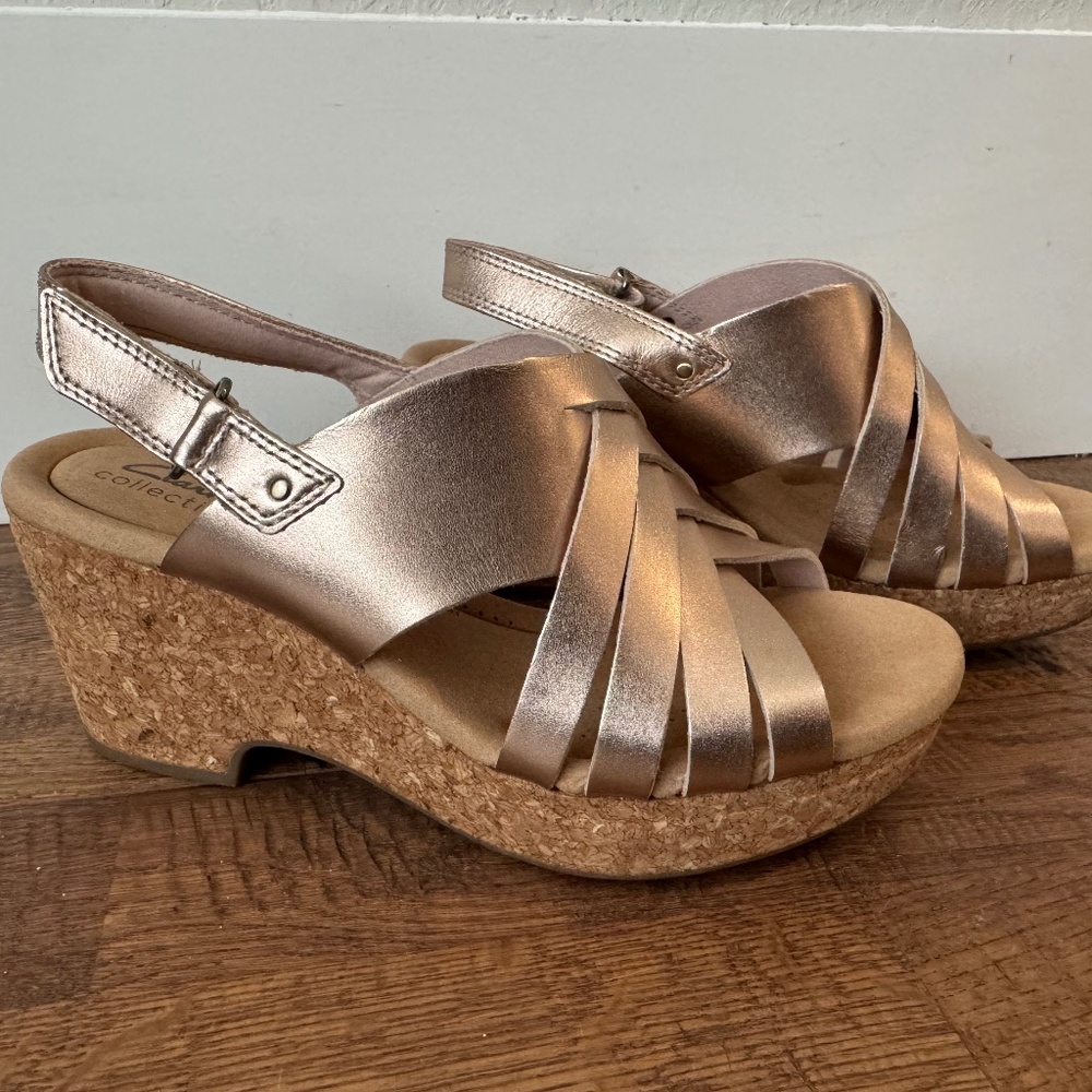 Clarks Giselle Ivy Glow Rose Gold Cork Wedge Sandals Women's Size 8 Worn Once